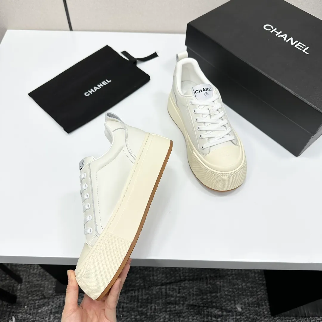 👟👟Ex-factory price 560👟👟Chanel Panda Shoes! 2025 counter's top casual sports shoes. This classic design; the upper is electro-embroidered with a variety of techniques; the outsole is fashionable and sporty; the unusual inclusion of a variety of color matching elements... The diversified mix and match is very good-looking and versatile, and can be used for leisure, fashion, sports, and outdoor... ꫛꫀꪝ Go➫ Materials: ❶Upper made of: original imported first-layer silk cowhide + original waterproof cloth + original first-layer cowhide ❷Inner lining: Breathable mesh ❸ Outsole based on: original TPU combination outsole, full set of boutique packaging for women 35–41